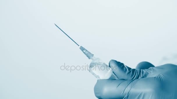 Preparing syringe for giving injection - Filmagem, Vídeo