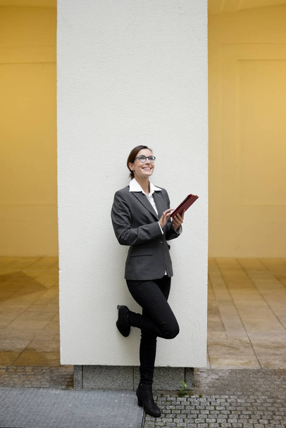 Бізнес-леді з цифровим планшетом
 - Фото, зображення