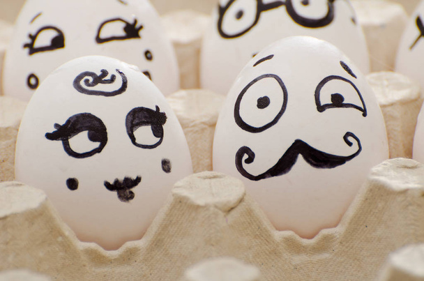 Δύο αστεία βαμμένα αυγά, μια κυρία και τζέντλεμαν - Φωτογραφία, εικόνα