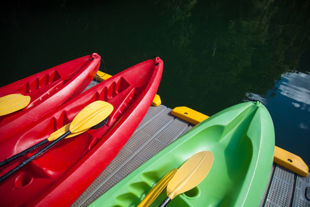 Рафты с веслами на берегу озера
 - Фото, изображение