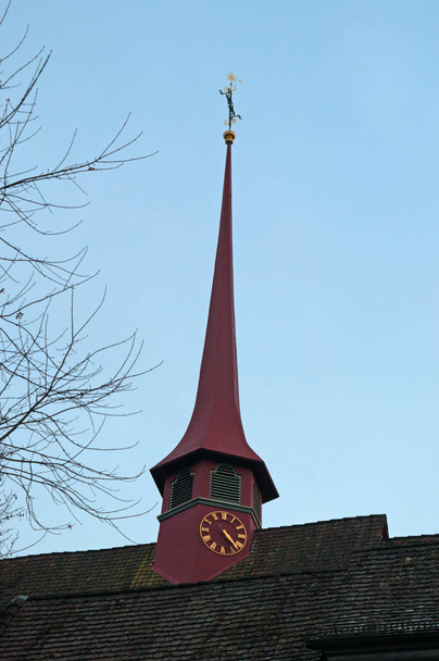 通りやルツェルンの中世の町の路地の時計塔  - 写真・画像