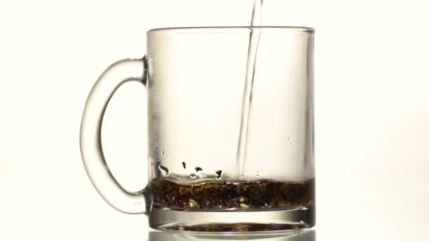 La taza de té se vierte agua hirviendo
 - Metraje, vídeo