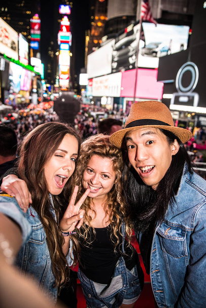 Friends taking selfie in Times Square - Zdjęcie, obraz