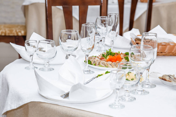 Besteck und Aufschnitt auf festlichem Tisch im Restaurant - Foto, Bild