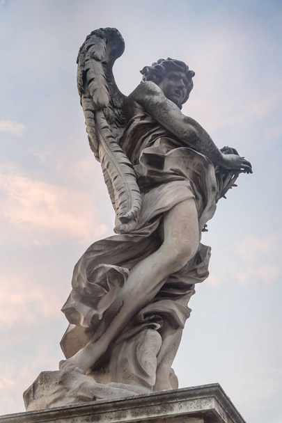 Escultura de um anjo na ponte de Sant 'Angelo em Roma, Itália
 - Foto, Imagem