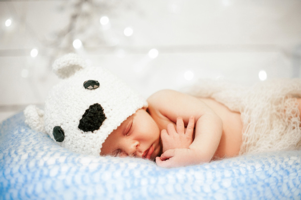 Νεογέννητο μωρό κοιμάται για τα Χριστούγεννα. Κινηματογράφηση σε πρώτο πλάνο - Φωτογραφία, εικόνα