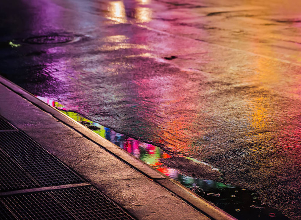 Στους δρόμους της NYC μετά τη βροχή με τις αντανακλάσεις στην υγρή άσφαλτο - Φωτογραφία, εικόνα