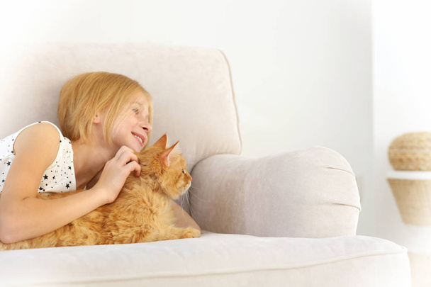 girl with red fluffy cat - Foto, afbeelding