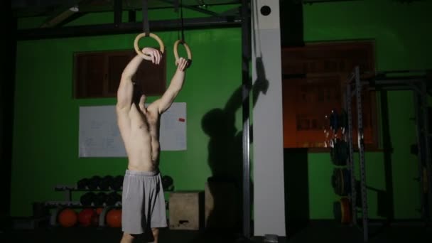 Gymnast competing on rings. street workout, CrossFit. training in the gym - Filmagem, Vídeo