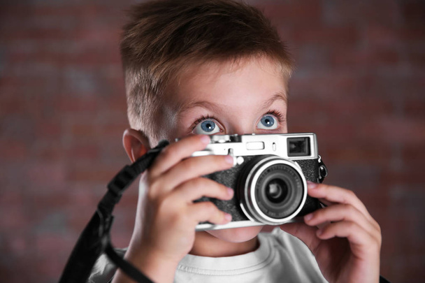 Мальчик с винтажной камерой
  - Фото, изображение