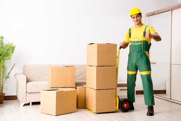 Человек, доставляющий коробки во время переезда
 - Фото, изображение
