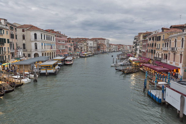 Hermosa vista del famoso Gran Canal en Venecia, Italia
. - Foto, Imagen