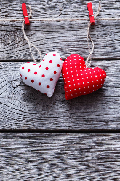 День Святого Валентина фон, серця для подушок ручної роботи на дереві, місце для тексту
 - Фото, зображення