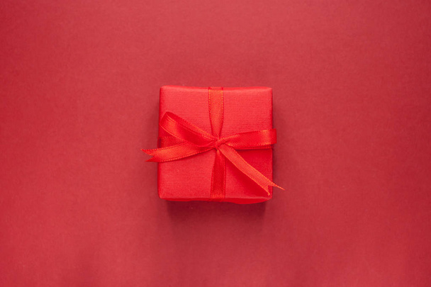 caja de regalo roja sobre fondo artesanal
 - Foto, Imagen