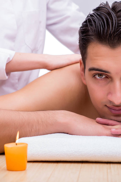 Beau homme pendant la séance de massage spa - Photo, image
