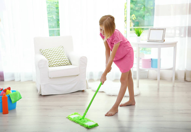 Small girl cleaning - Foto, afbeelding