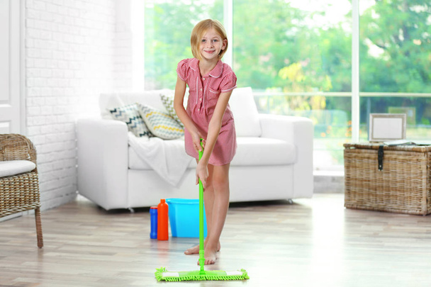 Small girl cleaning - Foto, Imagem