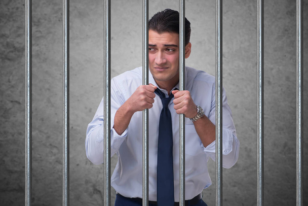 Jeune homme d'affaires derrière les barreaux en prison
 - Photo, image