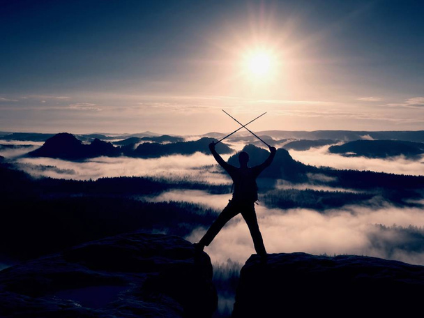 La silhouette du randonneur se dresse sur la falaise et veille sur la vallée brumeuse jusqu'à Sun. Filtre bleu
 - Photo, image