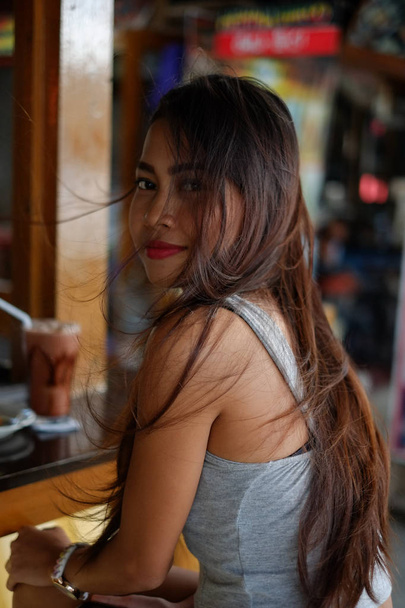 Beautiful asian girl in a restobar - Foto, Imagen