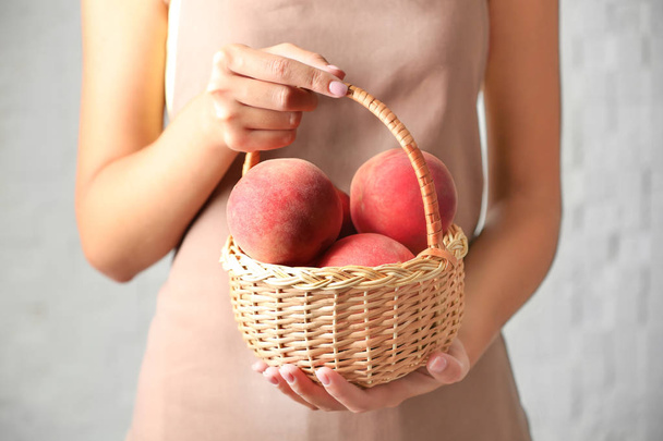 Woman holding peaches - Фото, зображення
