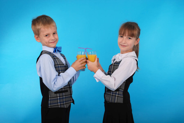 Lány és fiú ital gyümölcslé - Fotó, kép