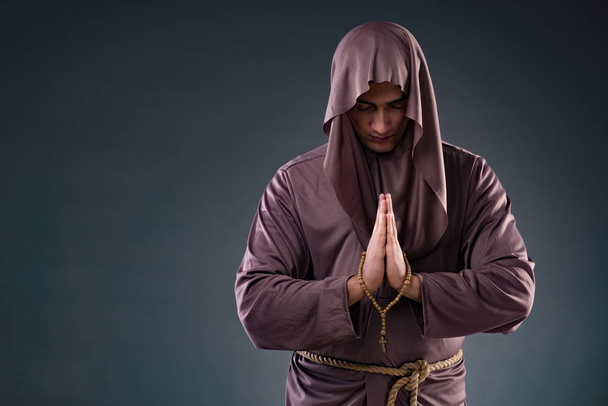 Mnich w religijnych koncepcji na szarym tle - Zdjęcie, obraz