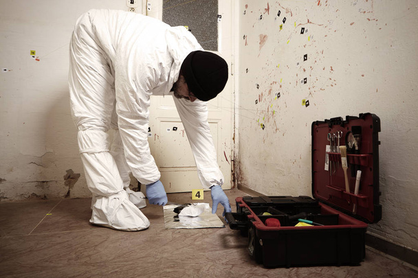Collecting of odor traces by police technician from pistol handle - Foto, Bild
