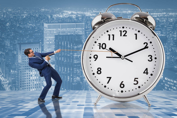 Geschäftsmann zieht Uhr im Zeitmanagement-Konzept - Foto, Bild