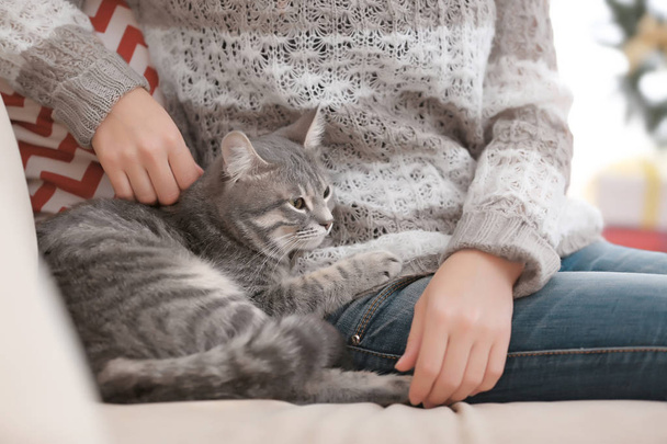 Vrouw met grijs Cyperse kat - Foto, afbeelding