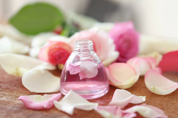 Essential oil with flower petals  - Foto, afbeelding