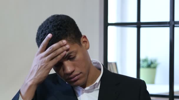 Baş ağrısı, üzgün gergin genç siyah iş adamı - Video, Çekim