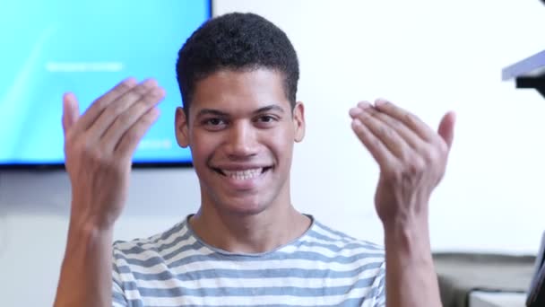 Προσκαλώντας χειρονομία από νεαρό μαύρο άνδρα - Πλάνα, βίντεο