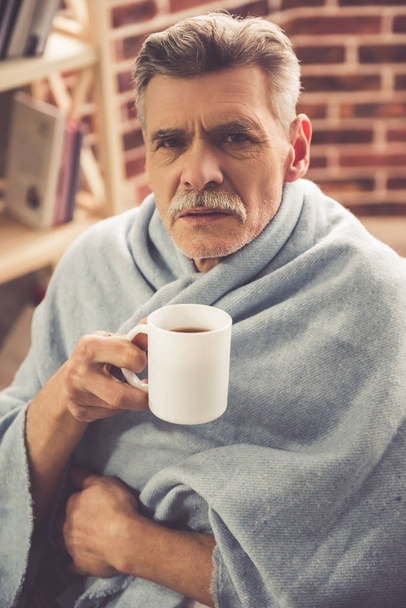 Mature man having a cold - Foto, Imagem