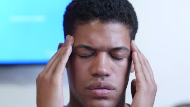 Päänsärky, järkyttynyt nuori musta mies lähikuva
 - Materiaali, video