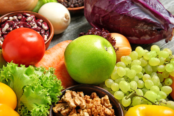 фрукты и овощи на деревянном столе
 - Фото, изображение