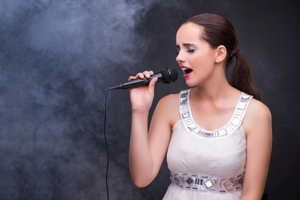Karaoke kulüpte şarkı söyleyen genç kız - Fotoğraf, Görsel