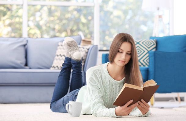 woman reading book  - Foto, imagen
