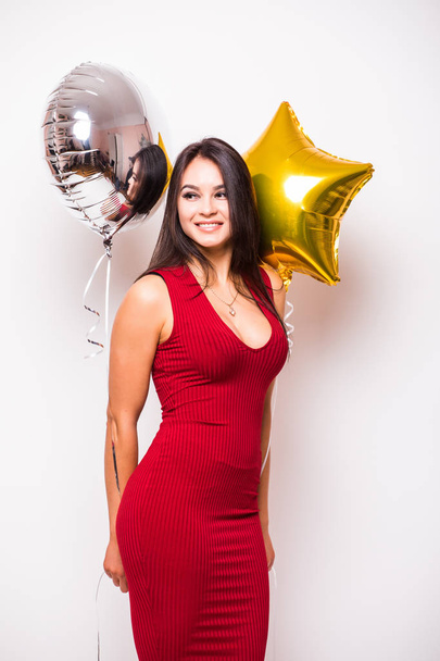 Ładna kobieta w czerwonej sukience z balonem w kształcie - Zdjęcie, obraz
