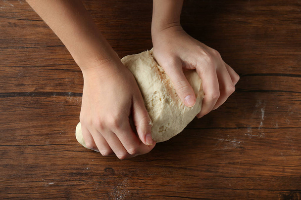 Woman kneading dough - Foto, afbeelding