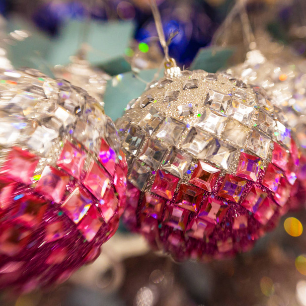 Tam sepeti Noel ağacı için gümüş ve pembe top - Fotoğraf, Görsel