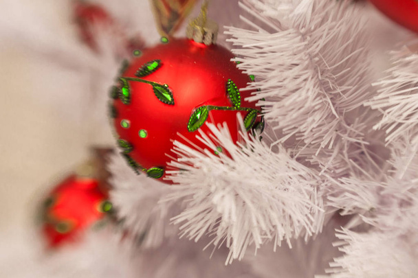 Біла різдвяна прикраса з кульками на ялинових гілках з блуром
 - Фото, зображення