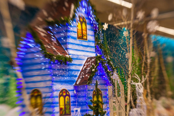 Рождественский дом и украшения из снега, размытые, искрящиеся,
 - Фото, изображение