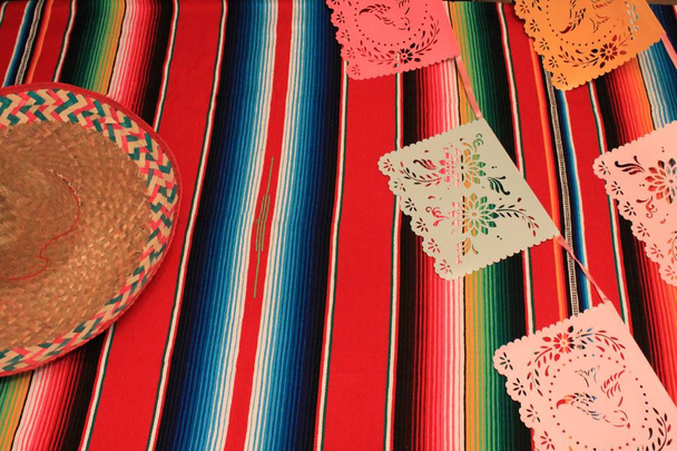 Мексика poncho sombrero background, cinco de mayo decoration bunting papel picado
 - Фото, изображение