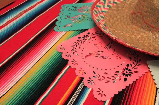 Μεξικό πόντσο σομπρέρο φόντο γιορτή Σίνκο de Mayo διακόσμηση Μπάντινγκ papel Picado απόθεμα, φωτογραφία, φωτογραφία, εικόνα, εικόνα, - Φωτογραφία, εικόνα