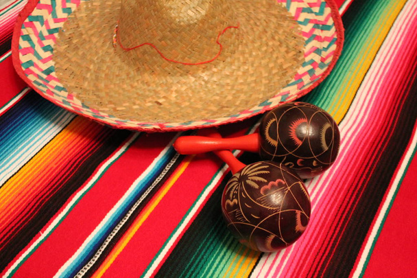 Mexico poncho sombrero maracas background fiesta cinco de mayo decoration bunting papel picado - Zdjęcie, obraz