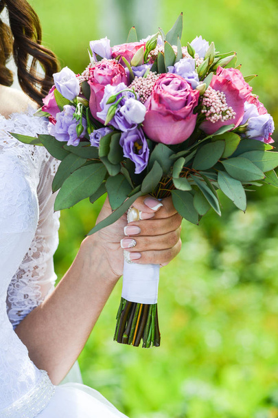 bouquet da sposa con fiori rossi
 - Foto, immagini