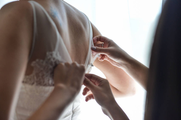 giarrettiera sulla gamba di una sposa, momenti del giorno del matrimonio
 - Foto, immagini