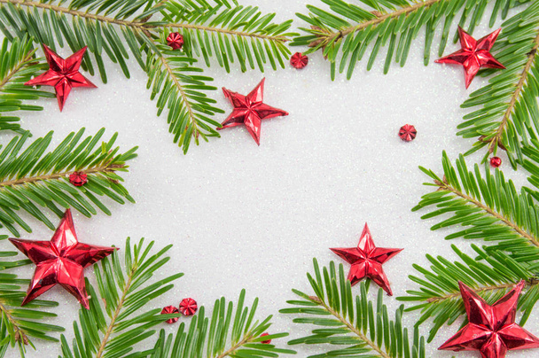 Ветви ели и рождественские украшения в форме звезды
 - Фото, изображение