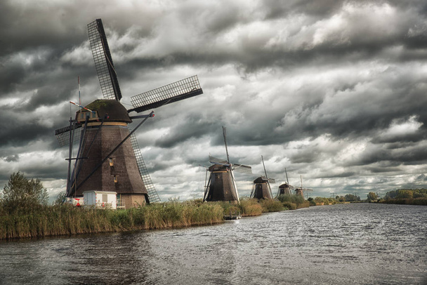 Kinderdijk molens en kanaal - Foto, afbeelding